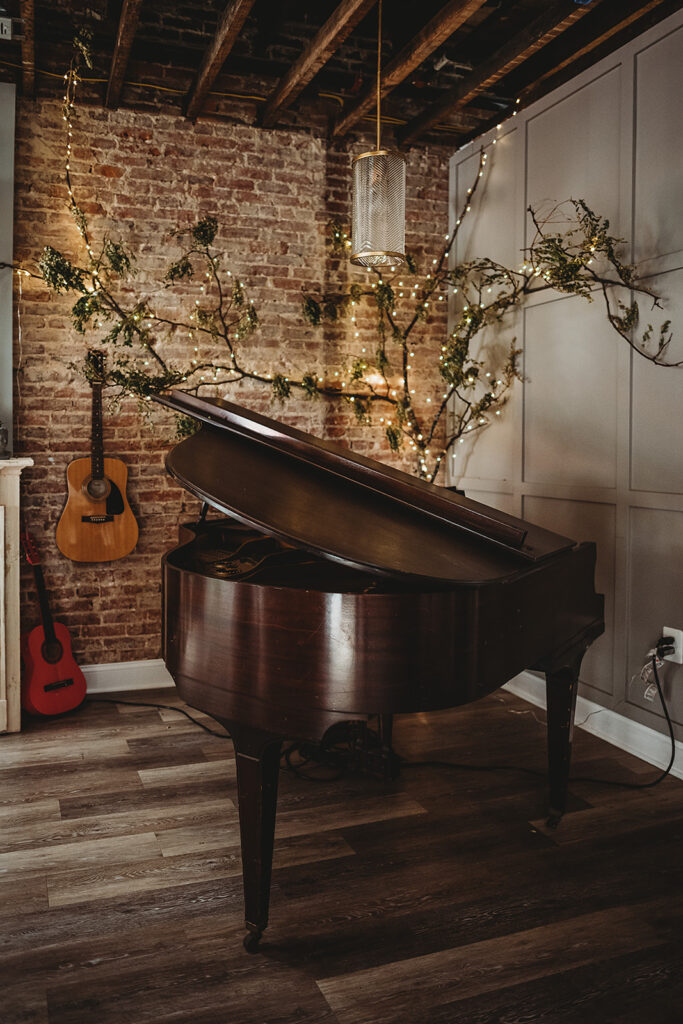 Baltimore wedding photographers captures grand piano with flowers around it
