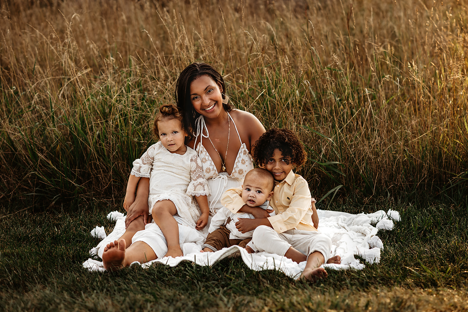 Baltimore photographer captures mother sitting on blanket with children during Howard County Conservancy Family Photos