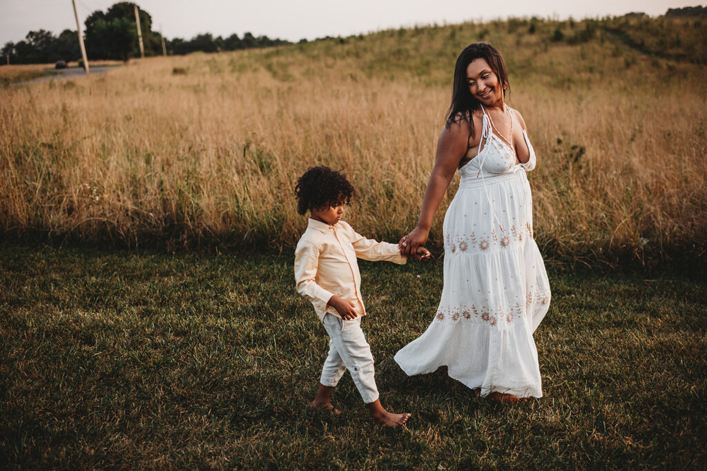 Baltimore photographer captures mother holding child's hand in field